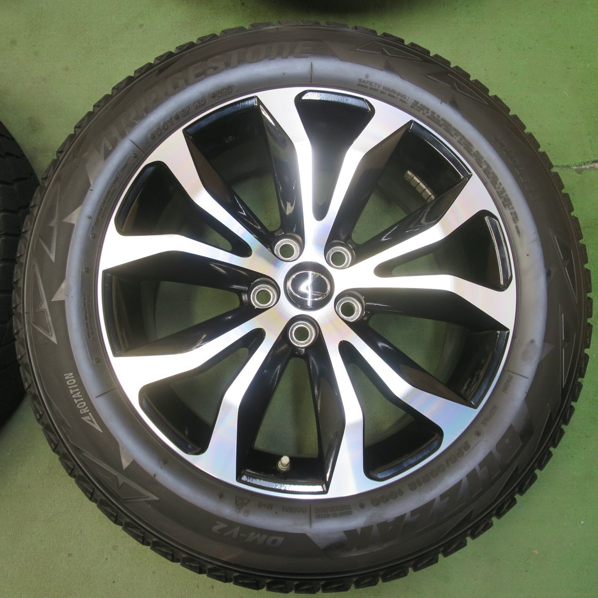 センサー付き！キレイ◎レクサス 10系 NX Fスポーツ 純正 225/60R18 スタッドレス ブリヂストン ブリザック DM-V2 18インチ PCD114.3/5H◎6092309イス