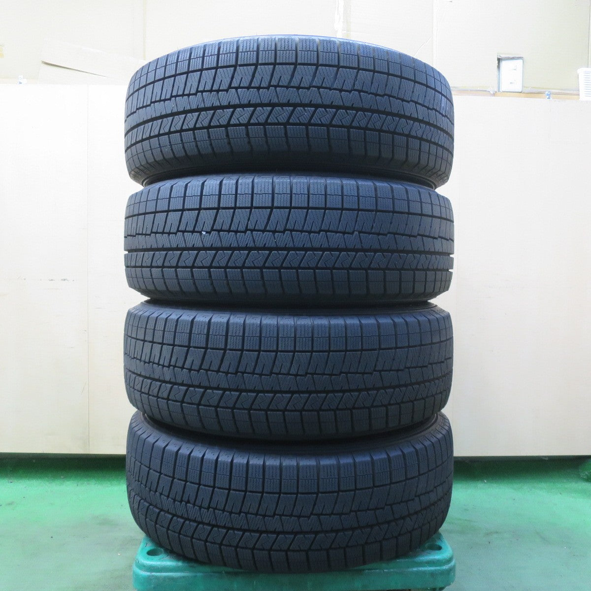 バリ溝！23年！キレイ！9.5分以上◎スタッドレス 215/60R17 ダンロップ ウインターマックス 03 DUFACT デュファクト 17インチ PCD114.3/5H◎6062703イス