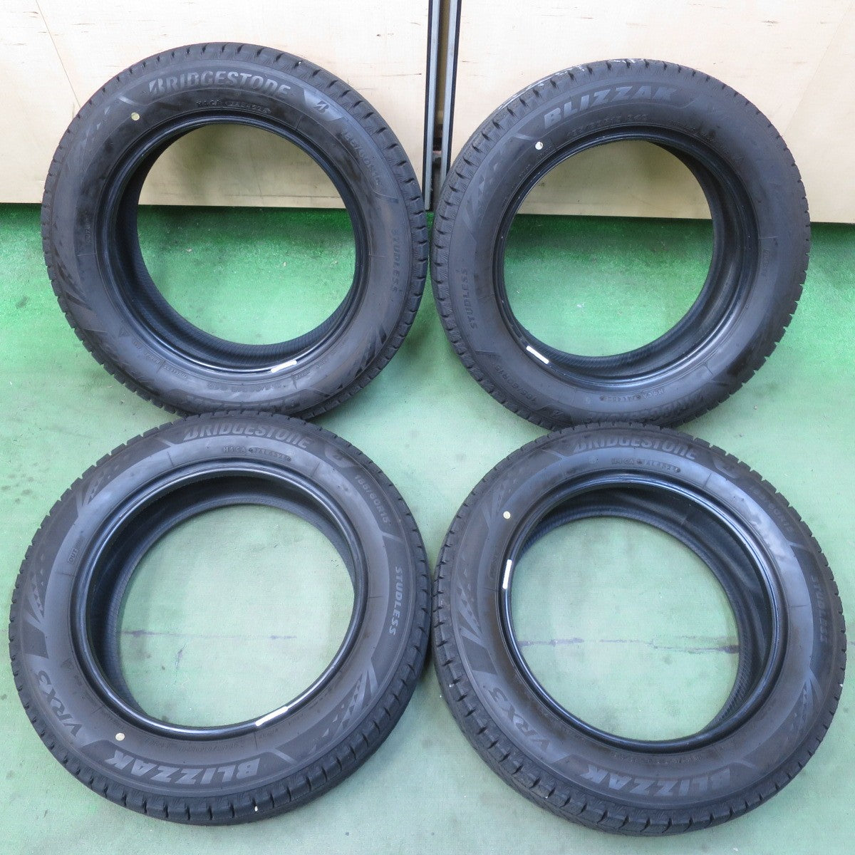 バリ溝！24年！ほぼ10分★スタッドレス 185/60R15 ブリヂストン ブリザック VRX3 タイヤ 15インチ アクア ヤリス ヴィッツ フィット インサイト 等★6031904イスタ