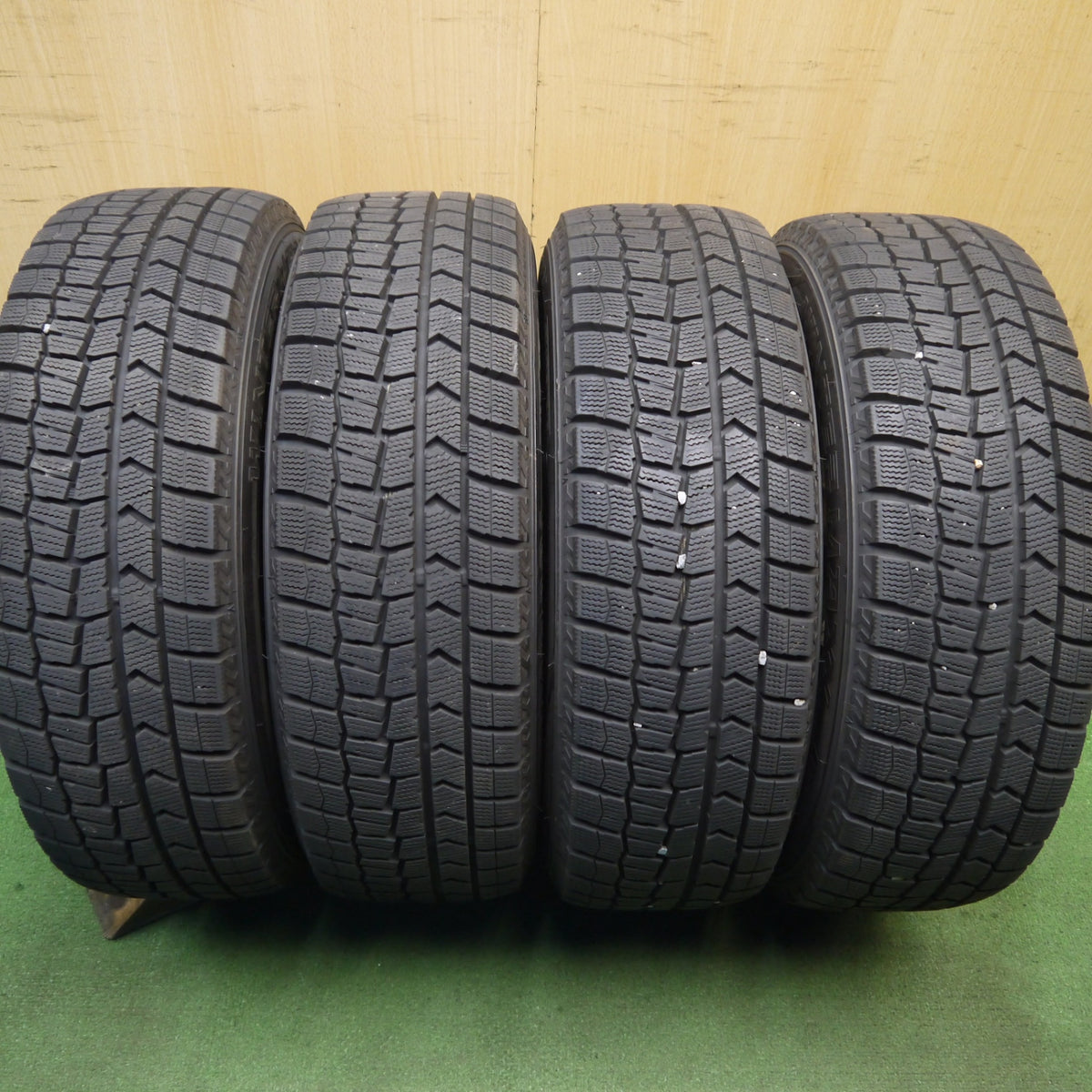 バリ溝！24年！キレイ！9.5分◎シエンタ 等 185/65R15 スタッドレス ダンロップ ウインターマックス WM02 STRANGER ストレンジャー 15インチ PCD100/5H◎6100901Hス