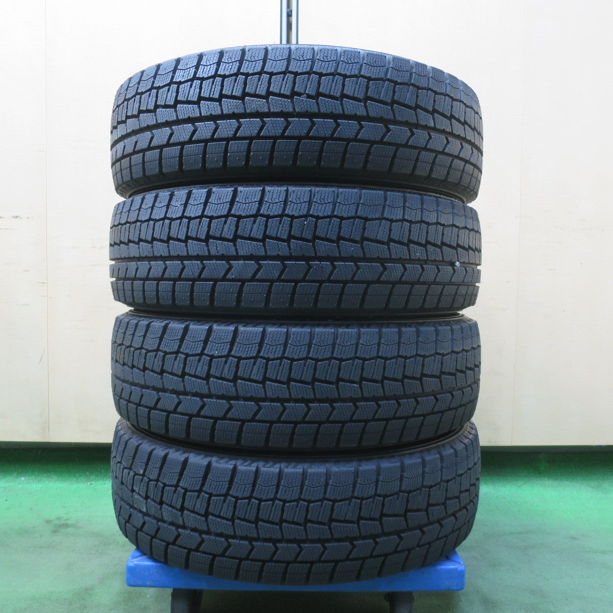 バリ溝！キレイ！9.5分以上★スタッドレス 175/60R16 ダンロップ ウインターマックス WM02 DUFACT デュファクト 16インチ PCD100/4H★6022501イス
