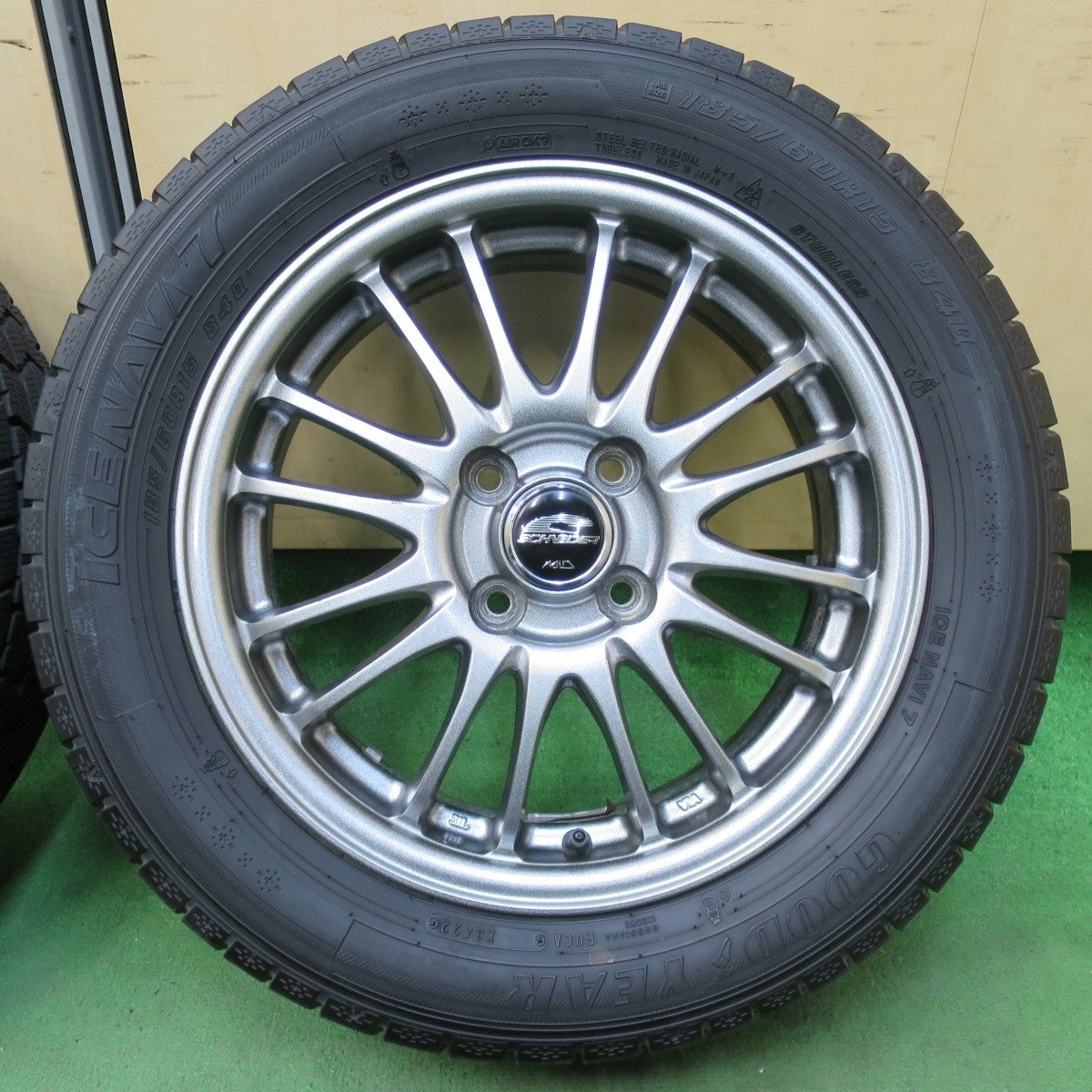 バリ溝！22年！キレイ！9.5分★スタッドレス 185/60R15 グッドイヤー アイスナビ7 SCHNEIDER MiD シュナイダー 15インチ PCD100/4H★5033104イス