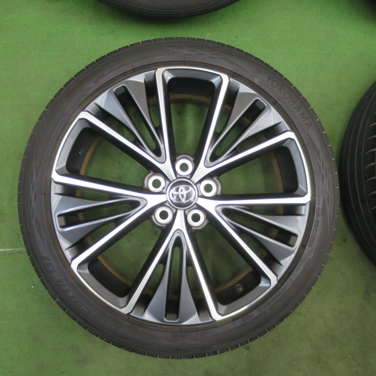 キレイ！23年★トヨタ 60系 プリウス Zグレード 純正 195/50R19 ヨコハマ BluEarth-GT AE51J 19インチ ブルーアース PCD114.3/5H★6022112TTノ