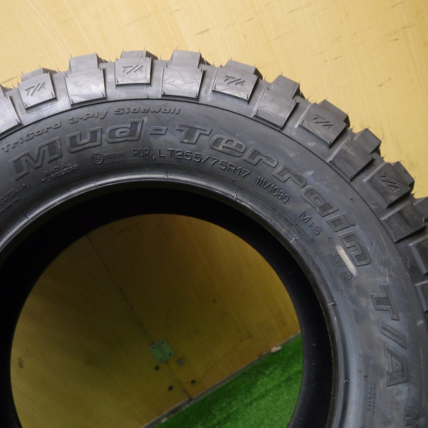 未使用！22年！1本★255/75R17 111/108Q BFグッドリッチ Mud-Terrain T/A KM2 マッドテレーン 17インチ ジープ ラングラー 等★5081801Hノタ