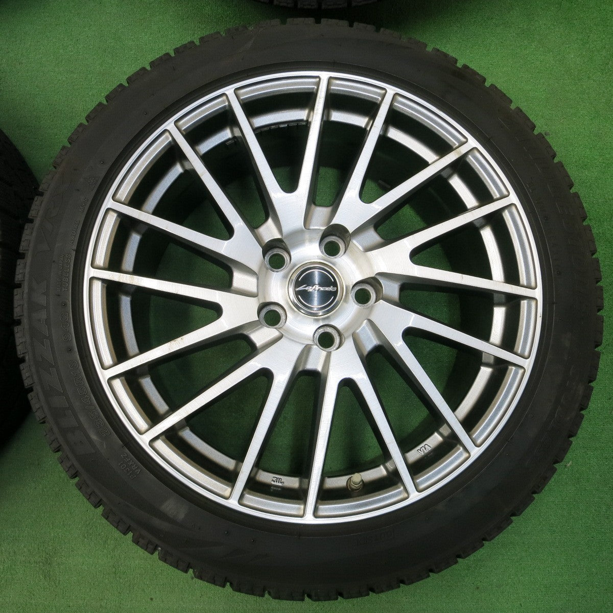 *送料無料* センサー付！バリ溝！8.5分★レクサス GS 等 235/45R18 スタッドレス ブリヂストン ブリザック VRX Lefinada レフィナーダ PCD114.3/5H★4042804イス