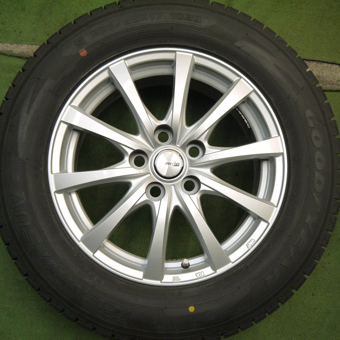 バリ溝！23年！キレイ！9.5分以上★40系 アルファード 等 225/65R17 スタッドレス グッドイヤー アイスナビ SUV ravrion RS01 ラブリオン 17インチ PCD120/5H★5080507Hス