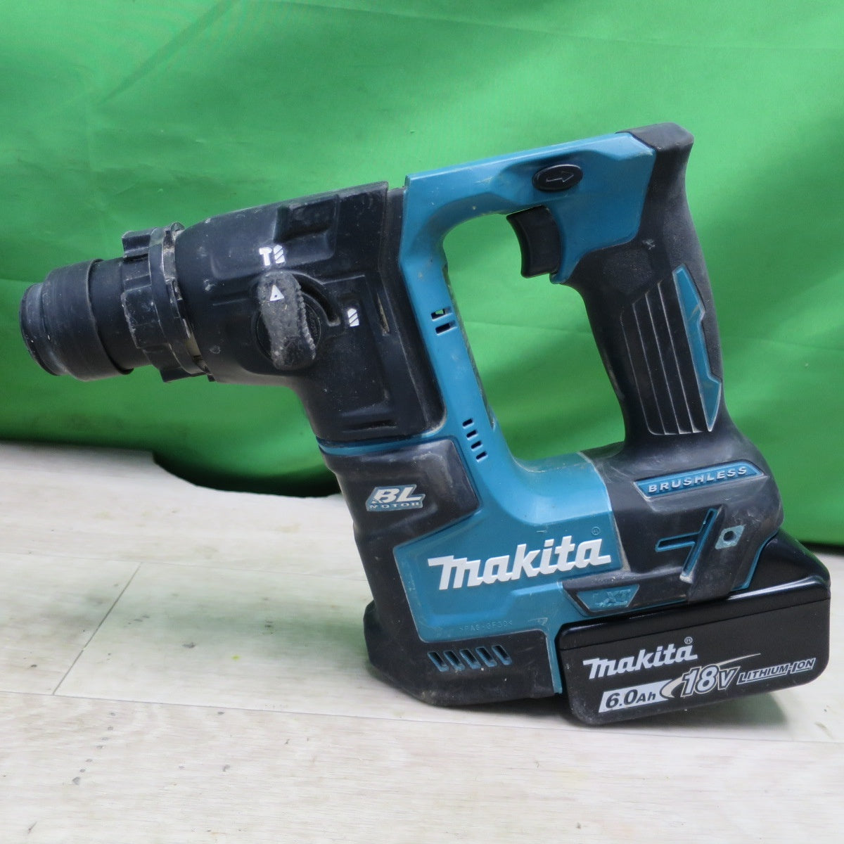 [送料無料] バッテリー2個!付属品付き☆マキタ 17mm 充電式 ハンマドリル 18V HR171DRGX ケース 充電器 ドリルビット 集塵カップ 付き 電動 工具☆