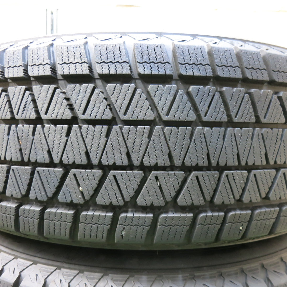 [送料無料] バリ溝！22年！9.5分以上★スタッドレス 235/65R18 ブリヂストン ブリザック DM-V3 Delmore デルモア 18インチ PCD114.3/5H★4122709SYス