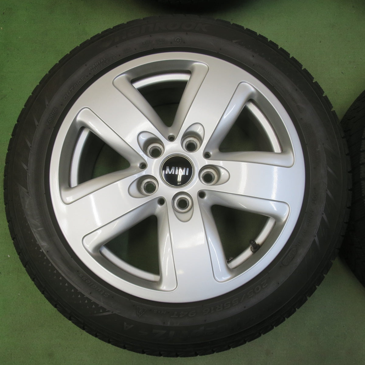 バリ溝！22年！キレイ！9.5分◎BMW MINI F54 クラブマン 純正 205/55R16 スタッドレス ハンコック ウインター アイセプト IZ 2A ミニ 16インチ PCD112/5H◎6100806イス