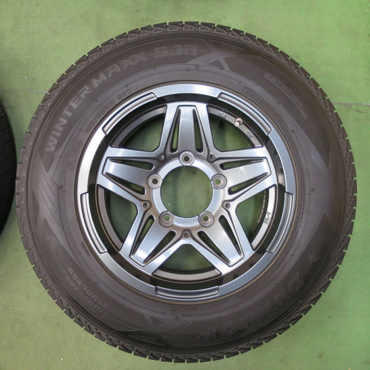 バリ溝！21年！キレイ！9分★ジムニー MAD CROSS JB-01 195/80R15 スタッドレス ダンロップ ウインターマックス SJ8+ 15インチ マッドクロス PCD139.7/5H★5112802TTス