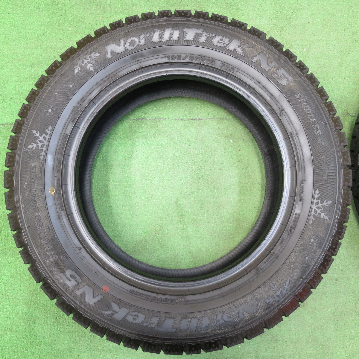[送料無料] ほぼ未使用！22年★スタッドレス 195/65R15 オートバックス ノーストレック N5 タイヤ 15インチ ノア ヴォクシー ステップワゴン セレナ等★4120605イスタ