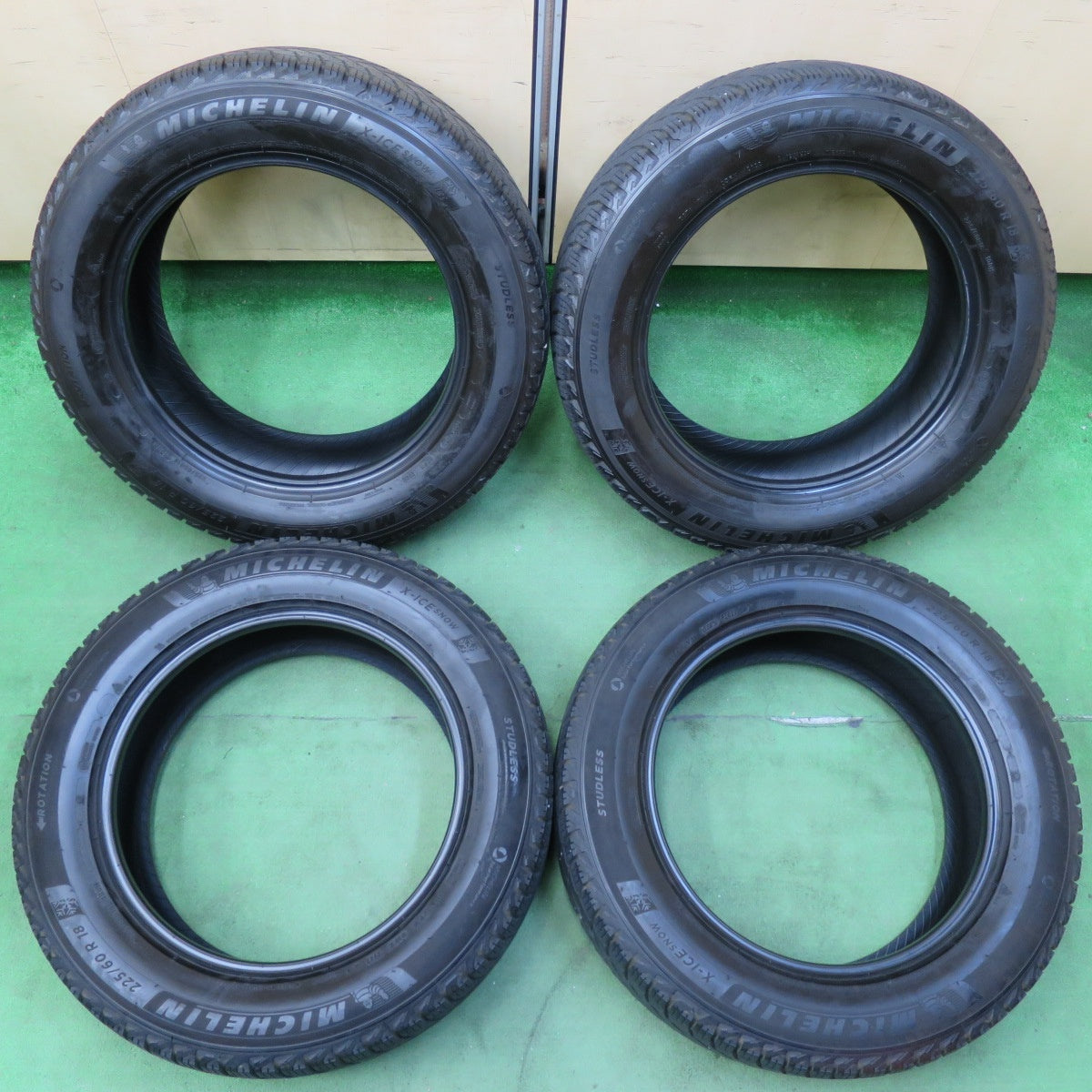 [送料無料] バリ溝！22年！9.5分以上★スタッドレス 225/60R18 ミシュラン X-ICE SNOW タイヤ 18インチ アルファード ヴェルファイア ハリアー RAV4 等★5011102イスタ