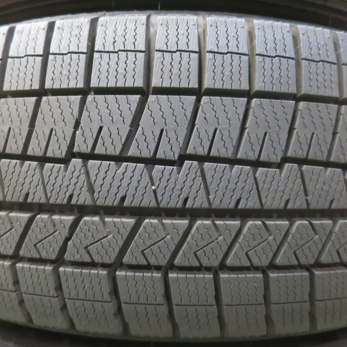 バリ溝！23年！キレイ！9.5分以上◎スタッドレス 215/60R17 ダンロップ ウインターマックス 03 DUFACT デュファクト 17インチ PCD114.3/5H◎6062703イス