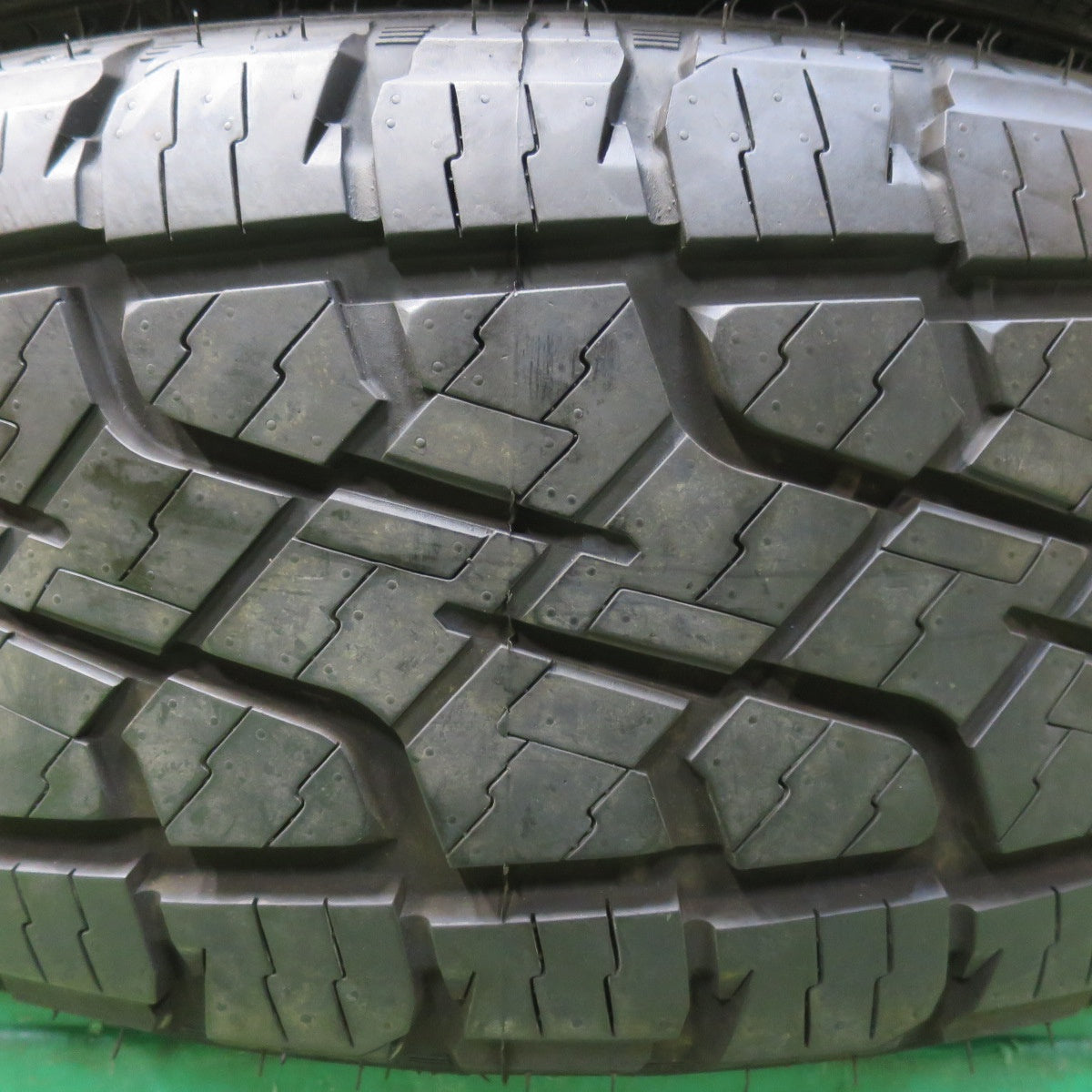 ほぼ未使用！23年！キレイ★LOWENHART GXL106 265/50R20 モンスタ TERRAIN GRIPPER ホワイトレター レーベンハート 20インチ PCD139.7/6H★5120401イノ