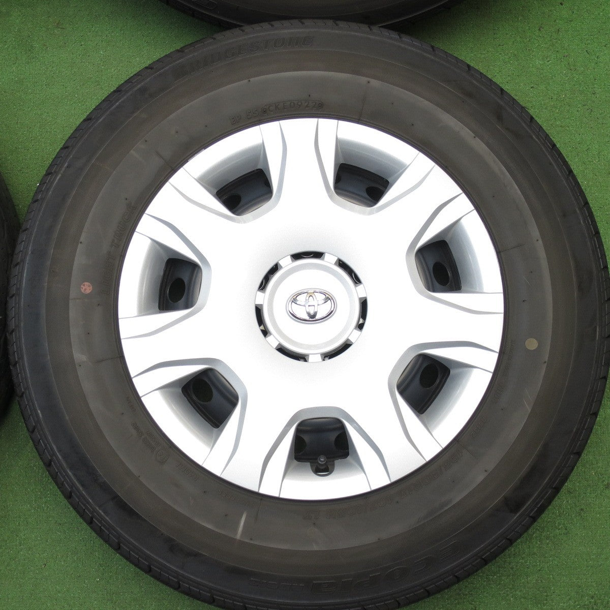 *送料無料* バリ溝！22年！綺麗！9.5分★トヨタ 200系 ハイエース 純正 スチール 195/80R15 107/105N ブリヂストン エコピア RD613 PCD139.7/6H★4040606クノ