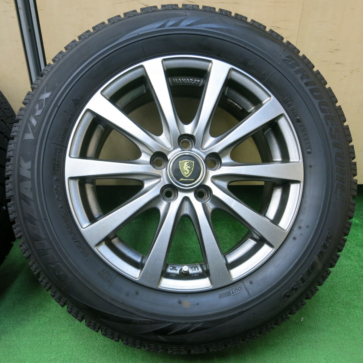 *送料無料* バリ溝！キレイ！8.5分★プリウス等 195/65R15 スタッドレス ブリヂストン ブリザック VRX MANARAY SPORT 15インチ PCD100/5H★4050102イス