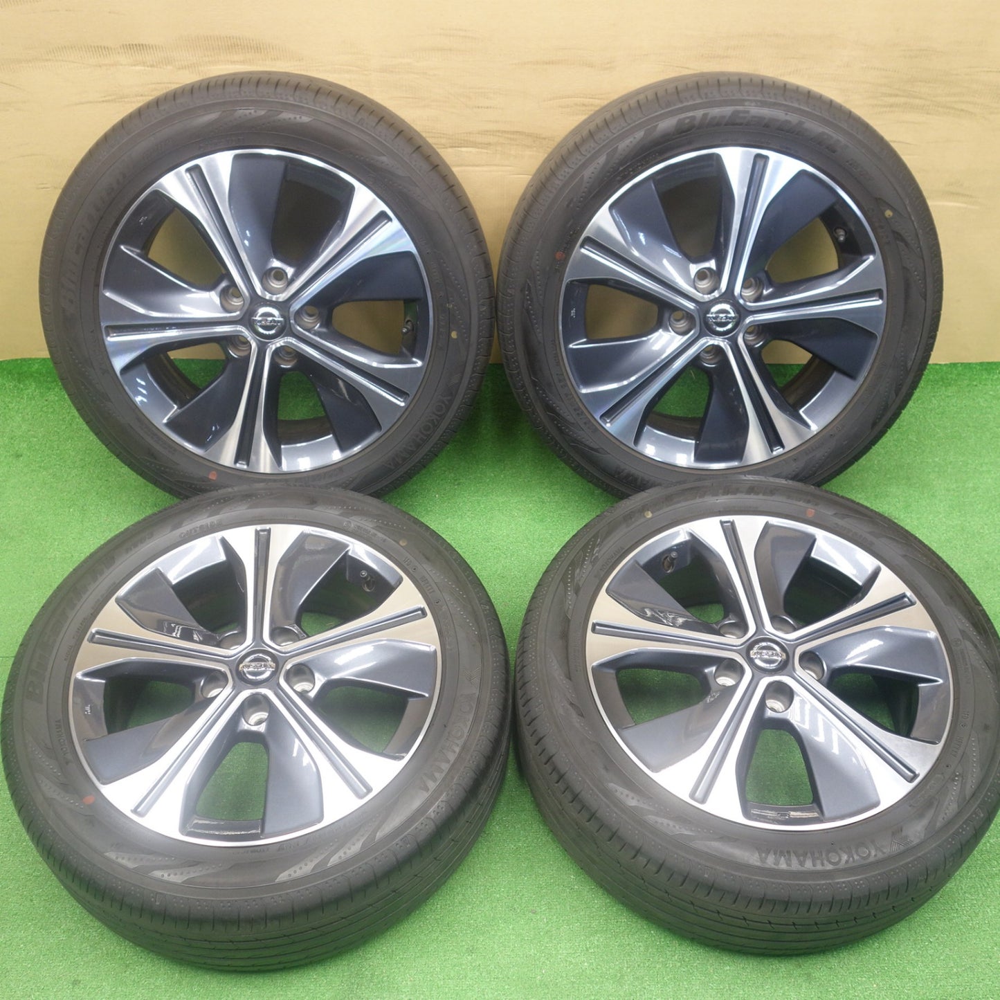 バリ溝！25年！9.5分以上★日産 キックス 純正 205/55R17 ヨコハマ BluEarth-RV RV03 ブルーアース 17インチ PCD114.3/5H★6041004KTノ