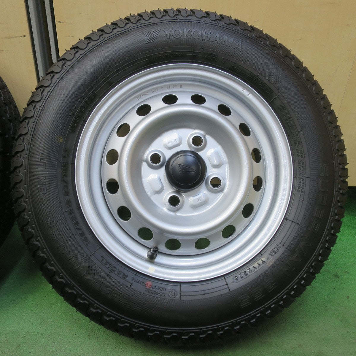 新車外し！26年◎ダイハツ ハイゼット 純正 スチール 145/80R12 80/78N ヨコハマ SUPER VAN 355 12インチ PCD100/4H◎6083111イノ