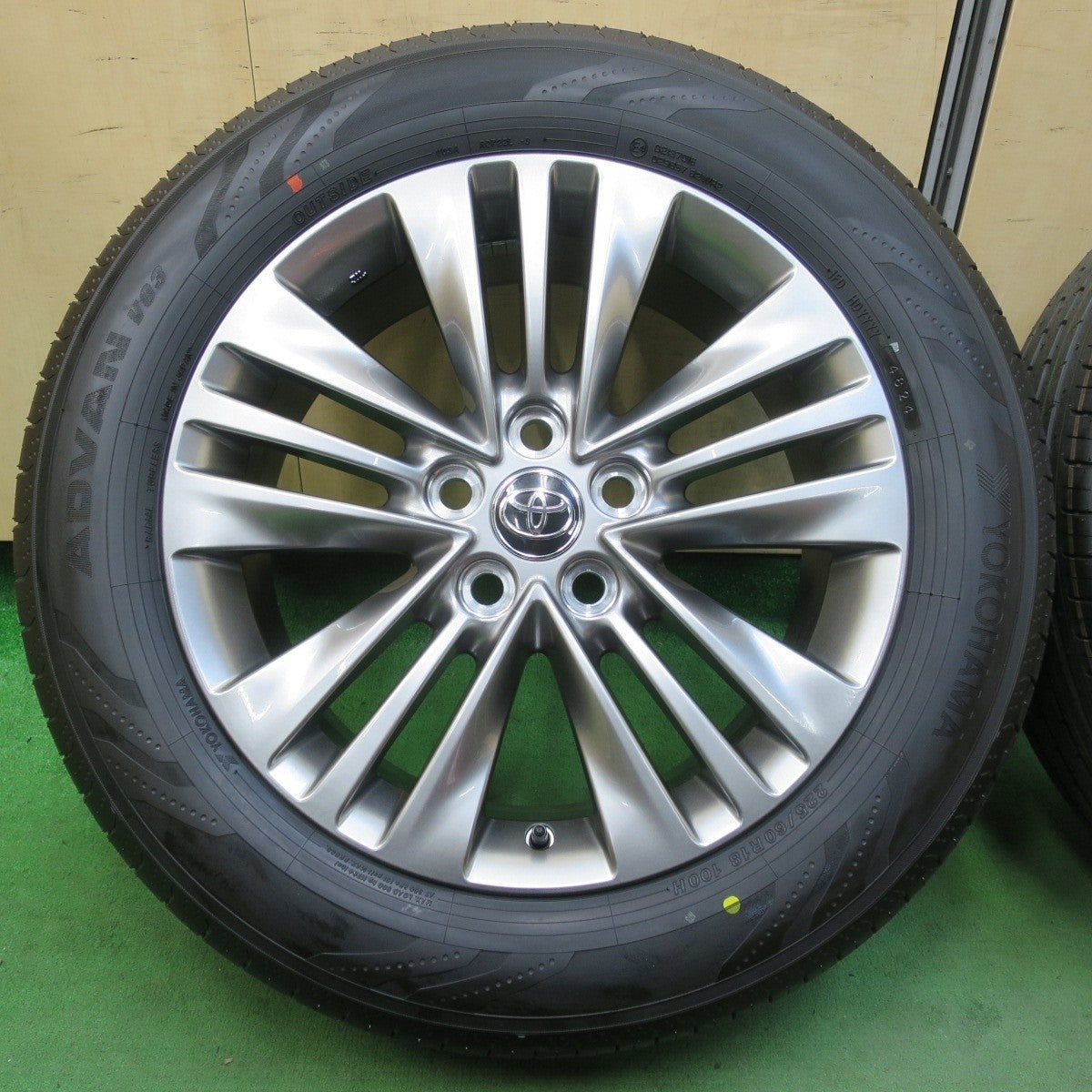 新車外し！24年★トヨタ 40系 アルファード 純正 225/60R18 ヨコハマ アドバン V03 18インチ PCD120/5H★5022601イノ