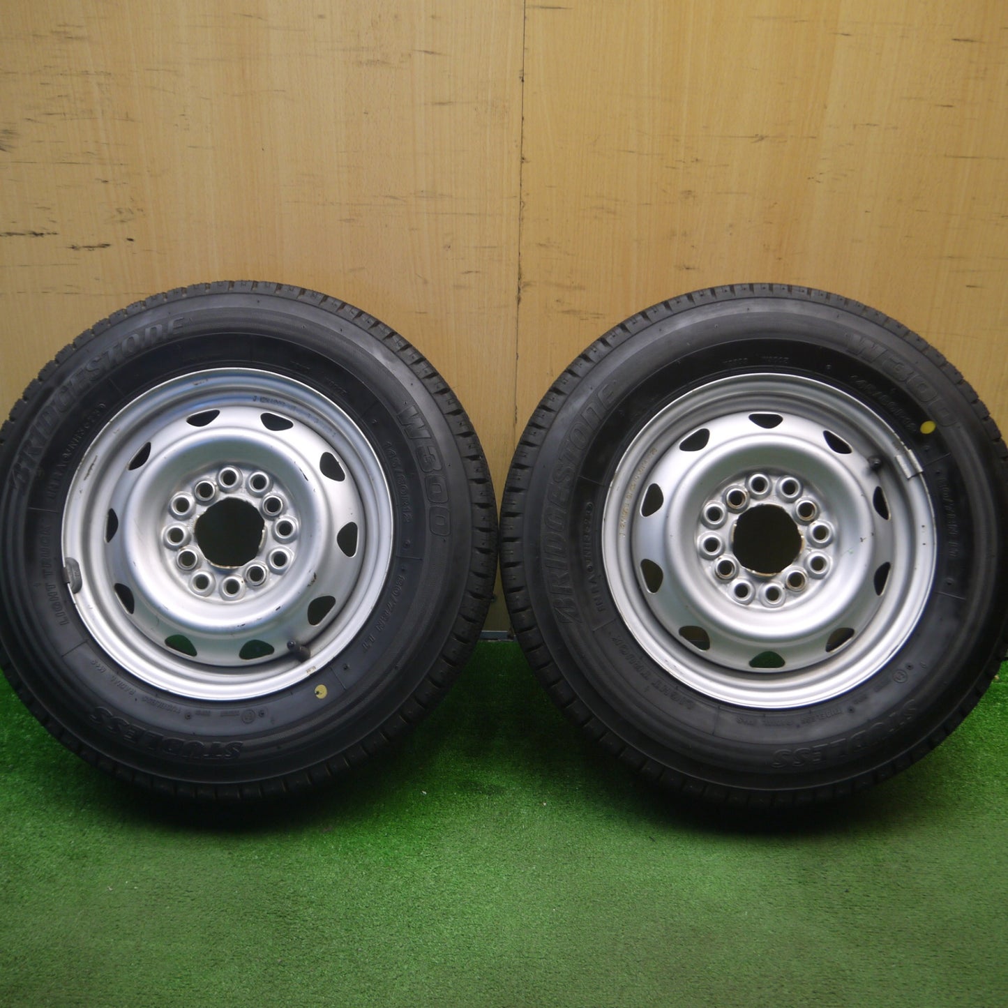 [送料無料] バリ溝！23年！9.5分！2本★スタッドレス 145/80R12 80/78N ブリヂストン W300 スチール ホイール 12インチ PCD100 110 114.3/4H マルチ★5022505Hス