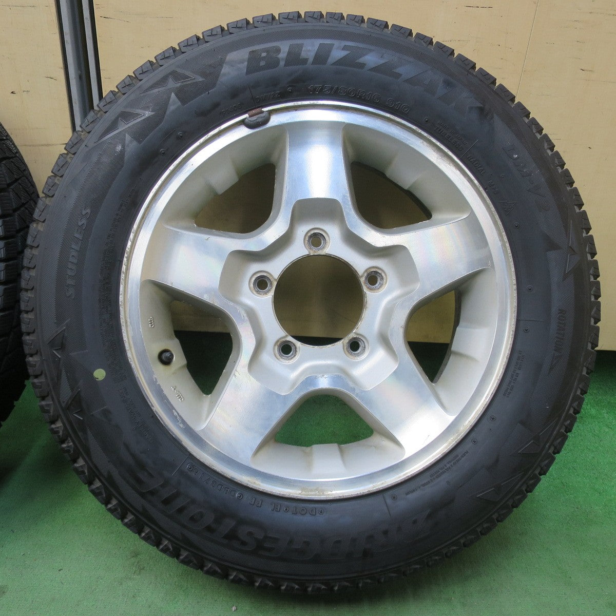 4本価格★スズキ ジムニー 純正 175/80R16 スタッドレス ブリヂストン ブリザック DM-V2 16インチ PCD139.7/5H★6020607イス