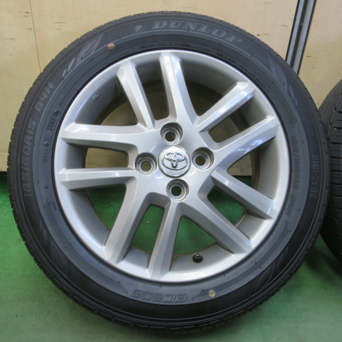 バリ溝！24年！キレイ！9.5分★トヨタ 160系 カローラ フィールダー WxB 純正 185/60R15 ダンロップ EC202 15インチ PCD100/4H★6051503イノ