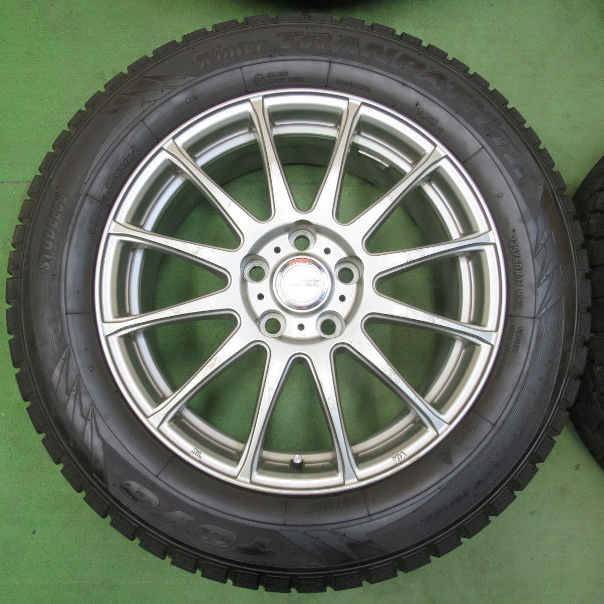 バリ溝！22年！キレイ！9.5分★スタッドレス 225/60R17 トーヨー ウインター トランパス TX ravrion LUMIERE ラブリオン 17インチ PCD114.3/5H★5042610イス