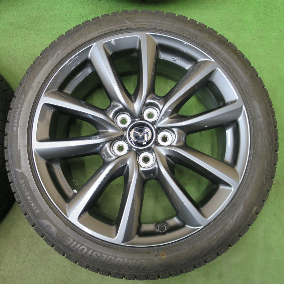 バリ溝！24年！キレイ！9.5分◎マツダ 3 ファストバック 純正 215/45R18 スタッドレス ブリヂストン ブリザック VRX3 18インチ PCD114.3/5H◎6082603NGス