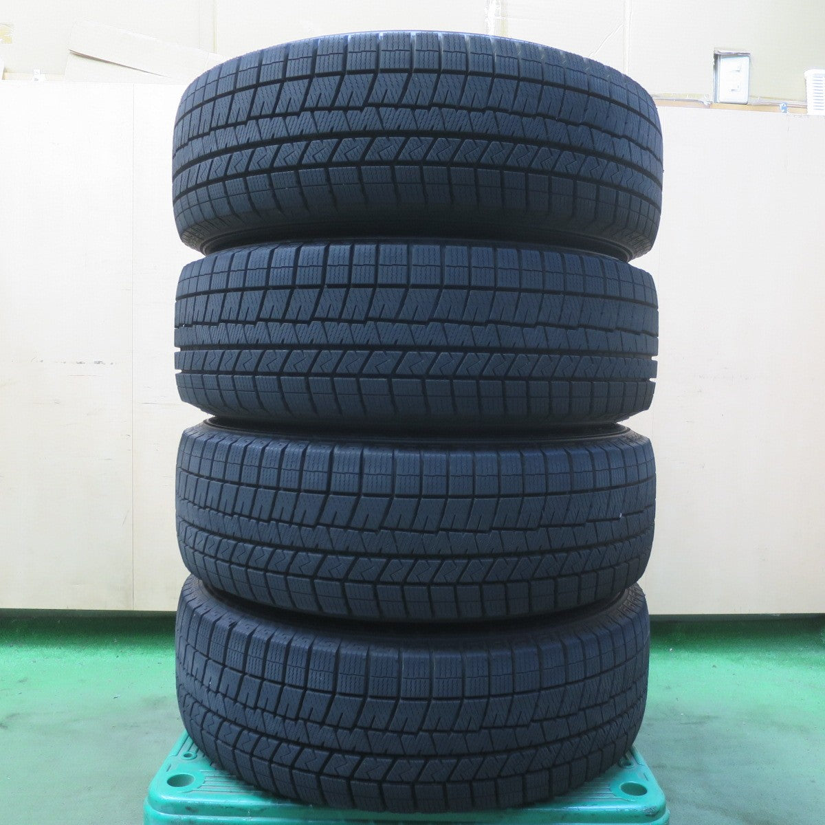 バリ溝！22年！キレイ！9.5分以上◎スタッドレス 195/65R15 ダンロップ ウインターマックス 03 MANARAY SPORT マナレイ スポーツ 15インチ PCD114.3/5H◎6082908イス