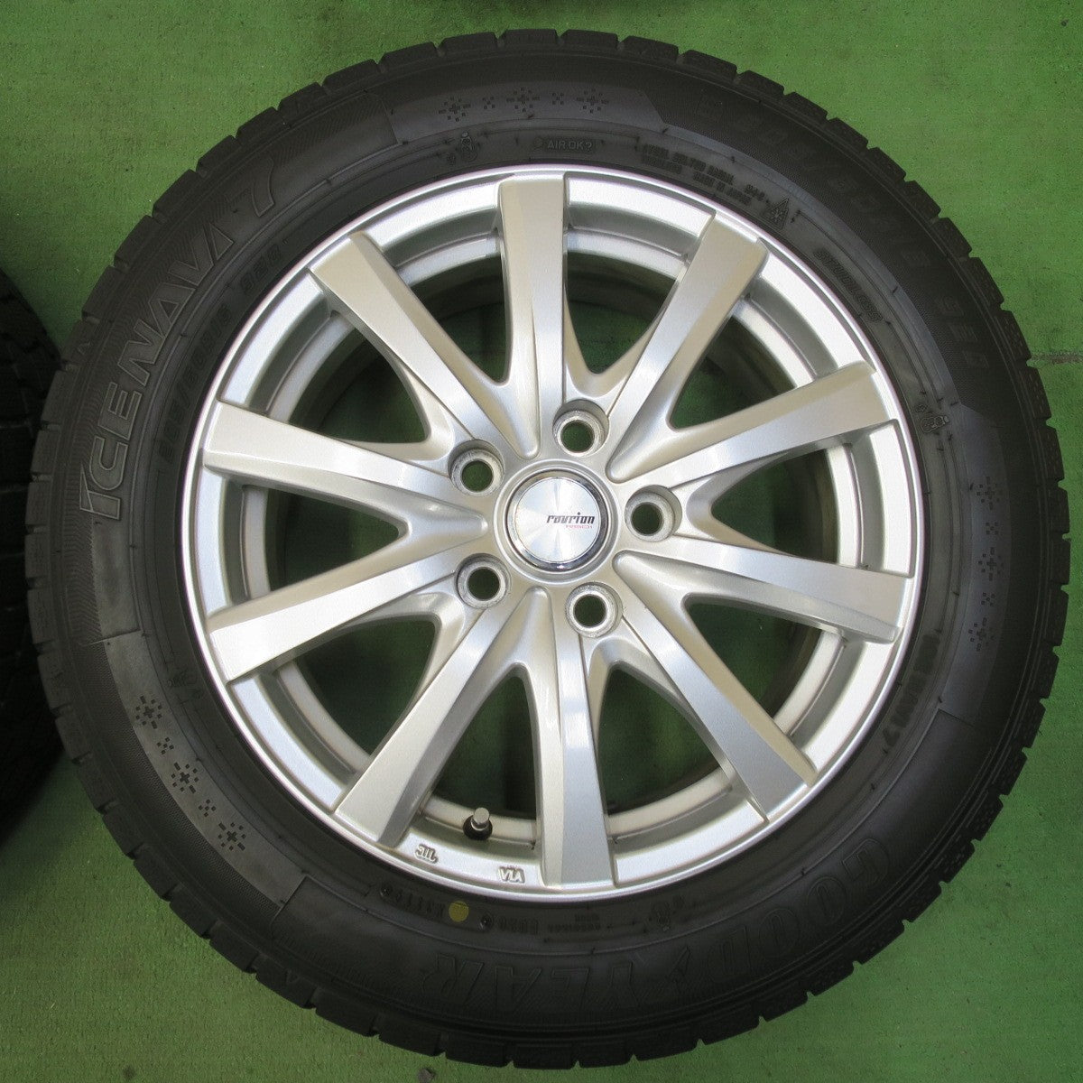 バリ溝！キレイ！8.5分★スタッドレス 205/60R16 グッドイヤー アイスナビ7 ravrion RS01 ラブリオン 16インチ PCD114.3/5H★5050803イス