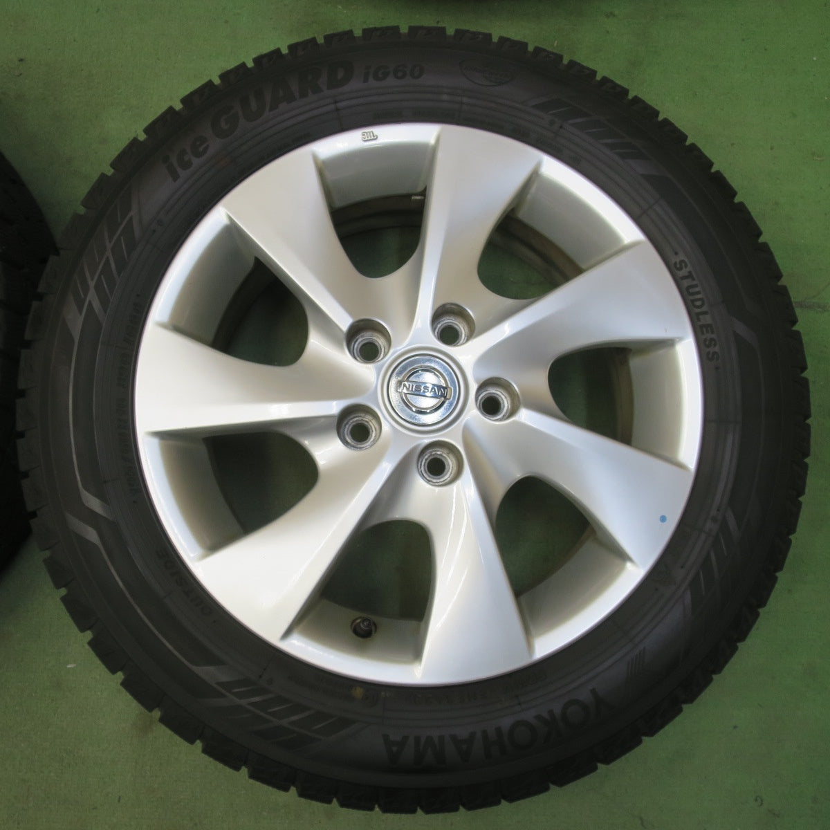 バリ溝！23年！キレイ！9.5分◎日産 C26 セレナ 純正 195/60R16 スタッドレス ヨコハマ アイスガード iG60 16インチ PCD114.3/5H◎6092914イス