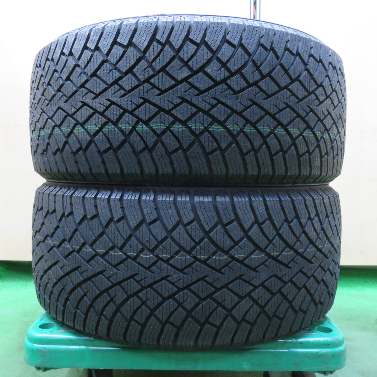 [送料無料] 未使用！23年！2本★255/35R21 スタッドレス ノキアンタイヤ ハッカペリッタ R5 EV タイヤ 21インチ アウディ ベンツ 等★5012901イスタ