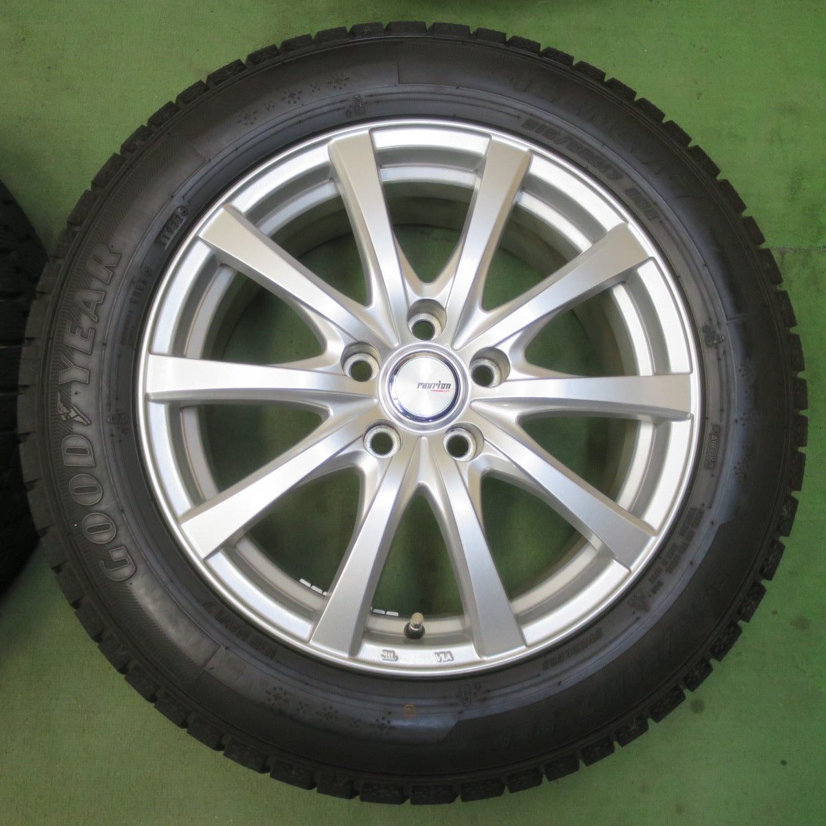 超バリ溝！22年！キレイ！ほぼ10分★スタッドレス 215/60R17 グッドイヤー アイスナビ7 ravrion RS01 ラブリオン 17インチ PCD114.3/5H★6041605イス