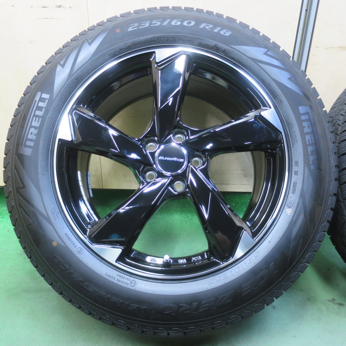バリ溝！24年！キレイ！9.5分以上◎ワーゲン 等 EUROAXIS CROSS EDGE 235/60R18 スタッドレス ピレリ アイスゼロ アシンメトリコ 18インチ PCD112/5H◎6080603イス