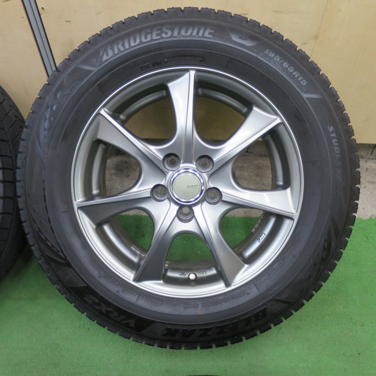 バリ溝！22年！キレイ！9.5分★プリウス 等 195/65R15 スタッドレス ブリヂストン ブリザック VRX3 LEBEN レーベン 15インチ PCD100/5H★6021403TTス