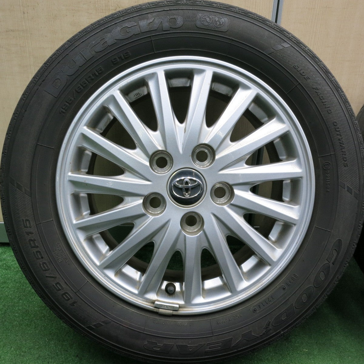 *送料無料* キレイ★トヨタ 80系 ヴォクシー ノア 純正 195/65R15 グッドイヤー DuraGrip 15インチ PCD114.3/5H★4060402HAノ