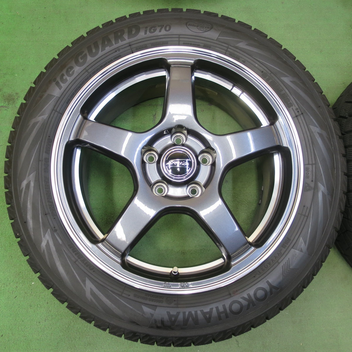 バリ溝！21年！キレイ！9.5分以上★スタッドレス 215/55R17 ヨコハマ アイスガード iG70 F-DiRECTION WS5 Fディレクション 17インチ PCD114.3/5H★5100710イス