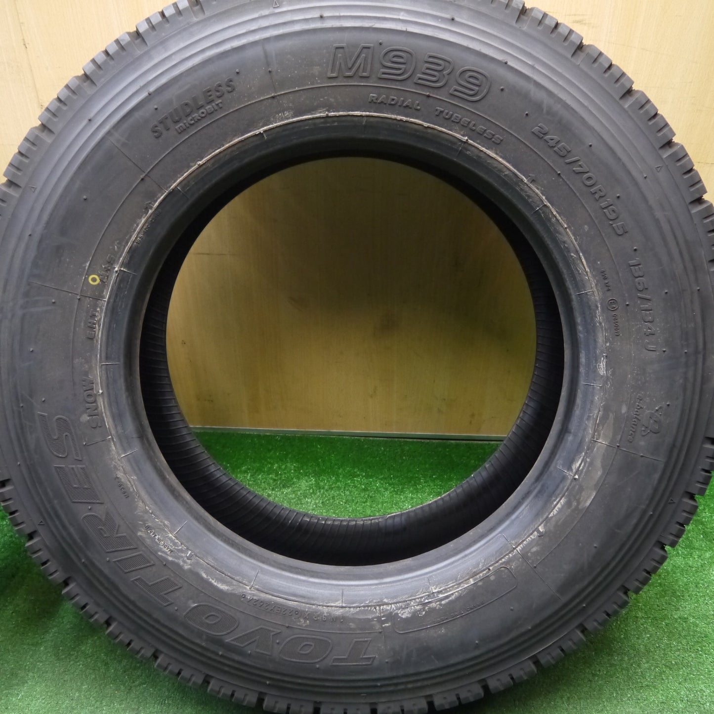 バリ溝！24年！9.5分！2本★トラック タイヤ 245/70R19.5 136/134J スタッドレス トーヨー M939 19.5インチ★5121215Hスタ