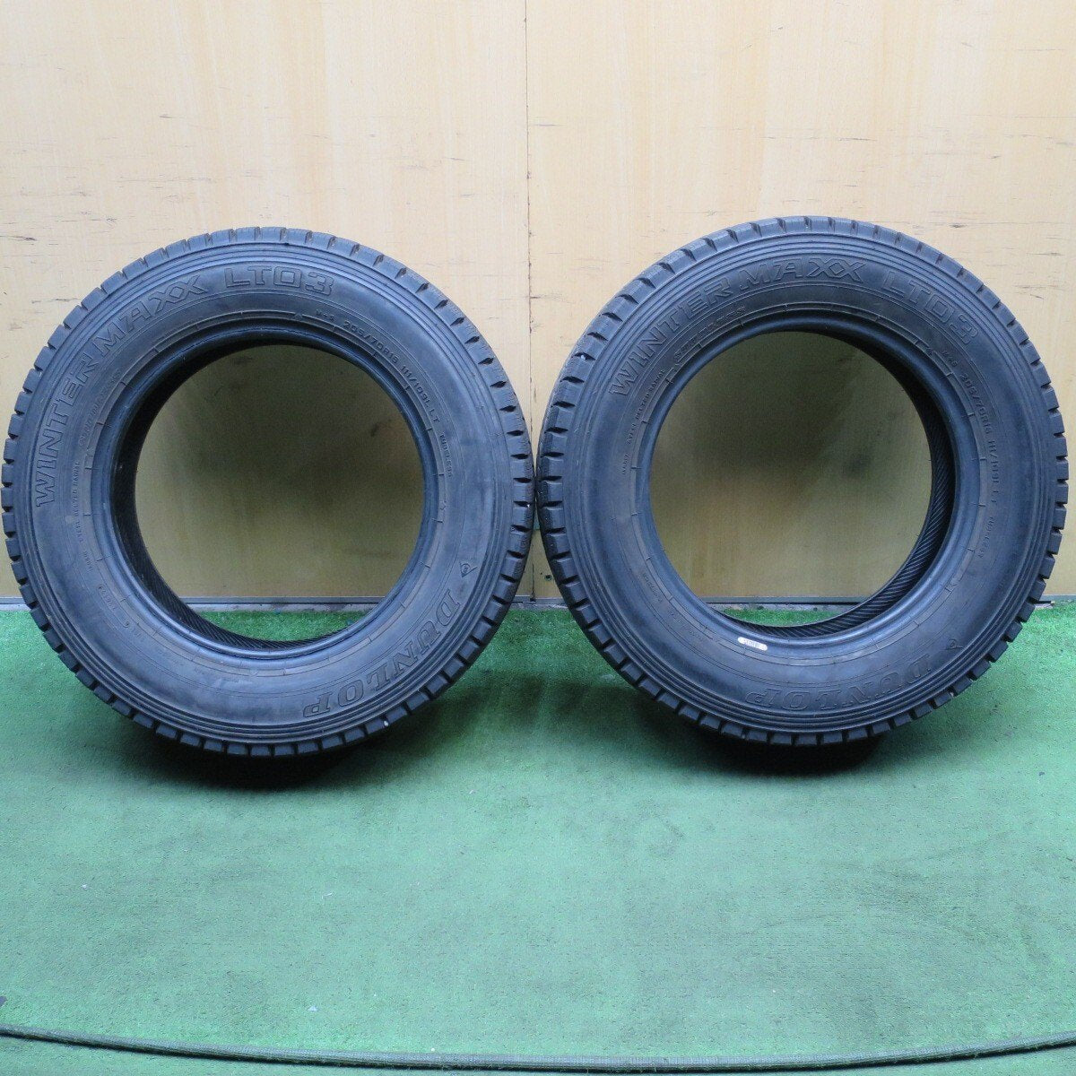 バリ溝！8.5分★トラック タイヤ 205/70R16 111/109L スタッドレス ダンロップ ウインターマックス LT03★4031504KKスタ