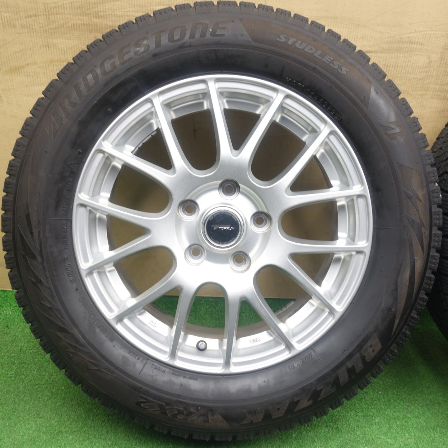 バリ溝！22年！キレイ！9.5分★スタッドレス 215/60R16 ブリヂストン ブリザック VRX2 TOPRUN トップラン 16インチ PCD114.3/5H★6020906KTス