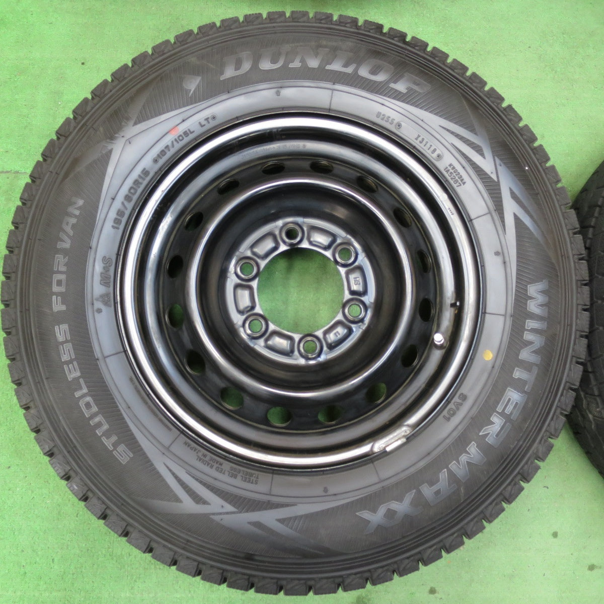 [送料無料] バリ溝！キレイ！9.5分以上★ハイエース 純正 スタッドレス 195/80R15 107/105L ダンロップ ウインターマックス SV01 15インチ PCD139.7/6H★5012101イス