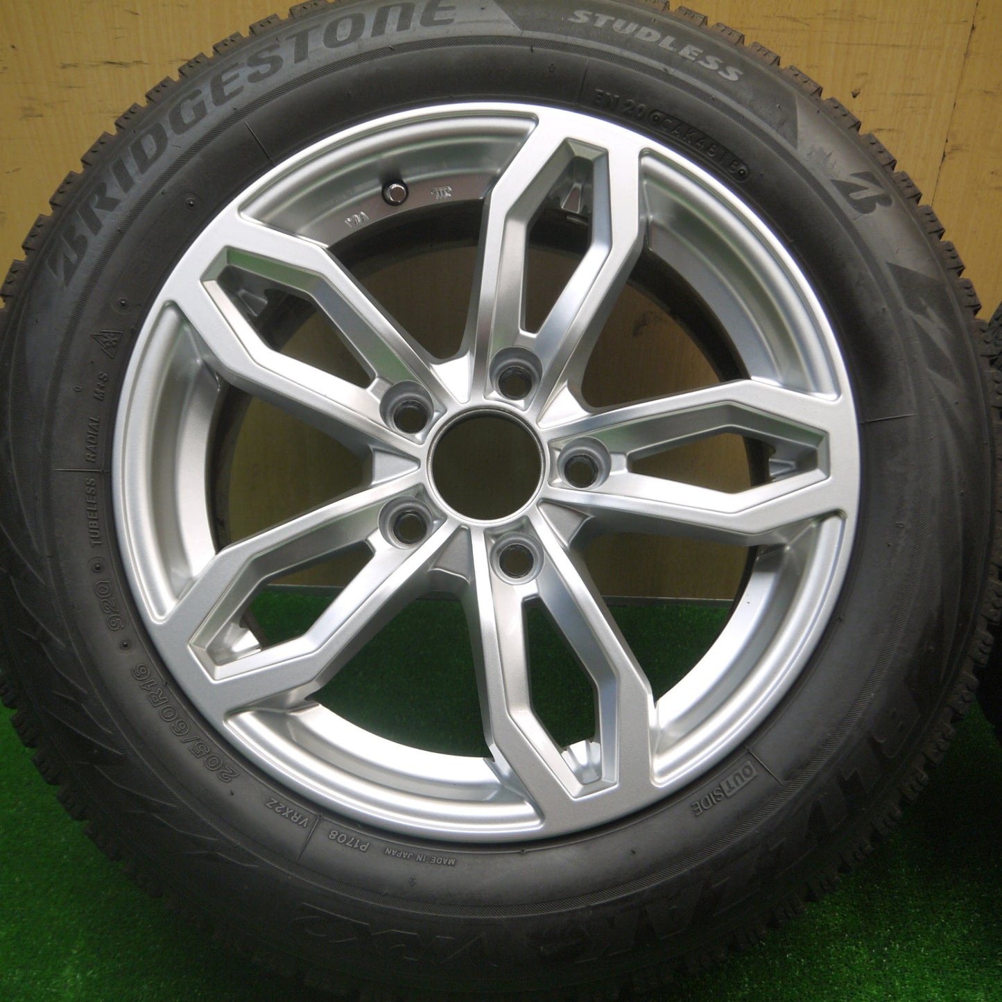 *送料無料* バリ溝！キレイ！9分★BMW 等 AGA TAS 205/60R16 スタッドレス ブリヂストン ブリザック VRX2 16インチ PCD120/5H★4080504Hス