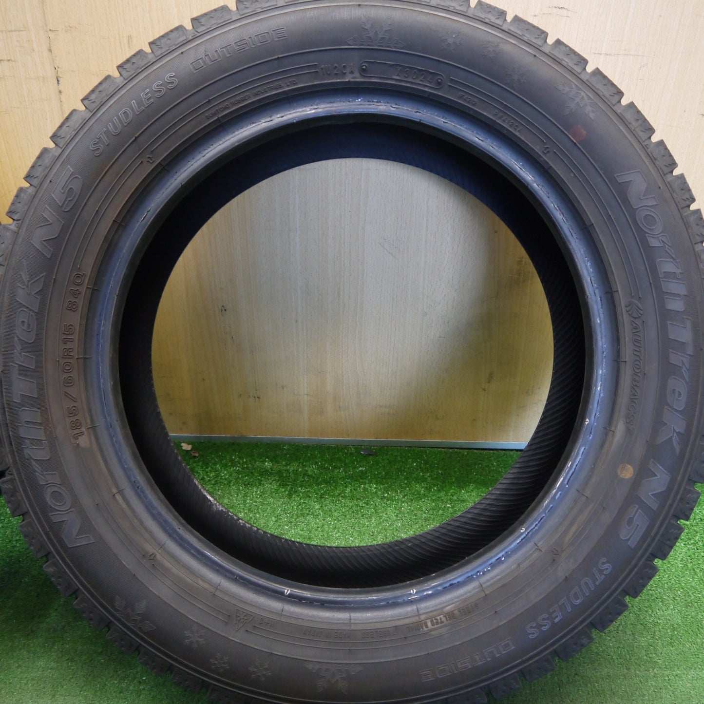バリ溝！24年！9.5分以上★スタッドレス 185/60R15 オートバックス ノーストレック N5 タイヤ 15インチ ヴィッツ ヤリス カローラフィールダー フィット スイフト 等★6051805Hスタ