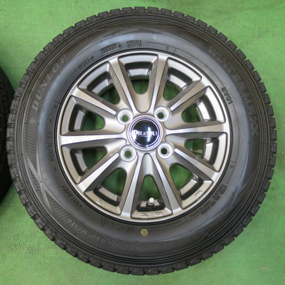 [送料無料] バリ溝！23年！キレイ！9.5分★スタッドレス 145R12 6PR ダンロップ ウインターマックス SV01 DILETTO ディレット 12インチ PCD100/4H★4110905イス
