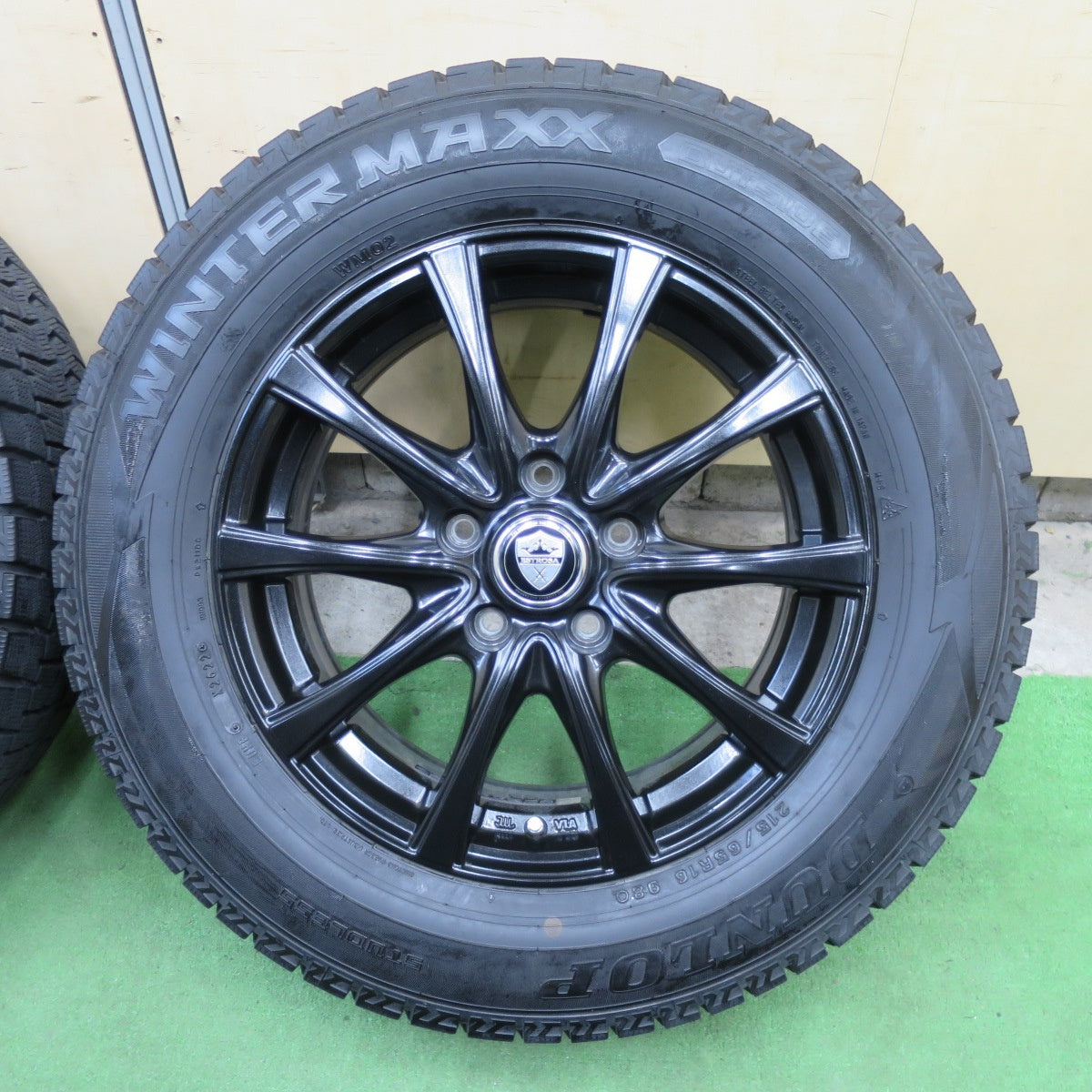 バリ溝！22年！キレイ！9.5分★スタッドレス 215/65R16 ダンロップ ウインターマックス WM02 ESTROSA エステローザ 16インチ PCD114.3/5H★6022003TTス