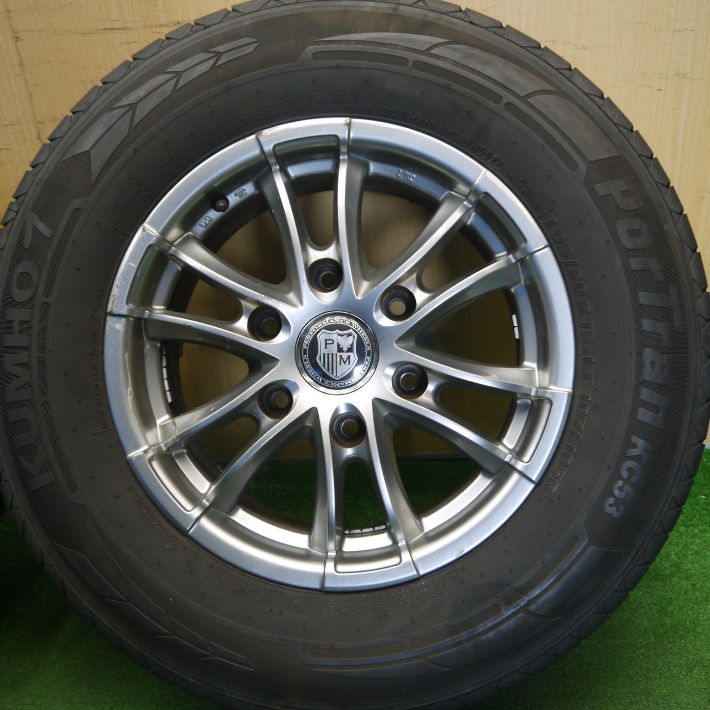 バリ溝！24年！9.5分★195/80R15 107/105R クムホ PorTran KC53 PERFORMANCE WHEELS パフォーマンス ホイール 15インチ PCD139.7/6H★6041301Hノ