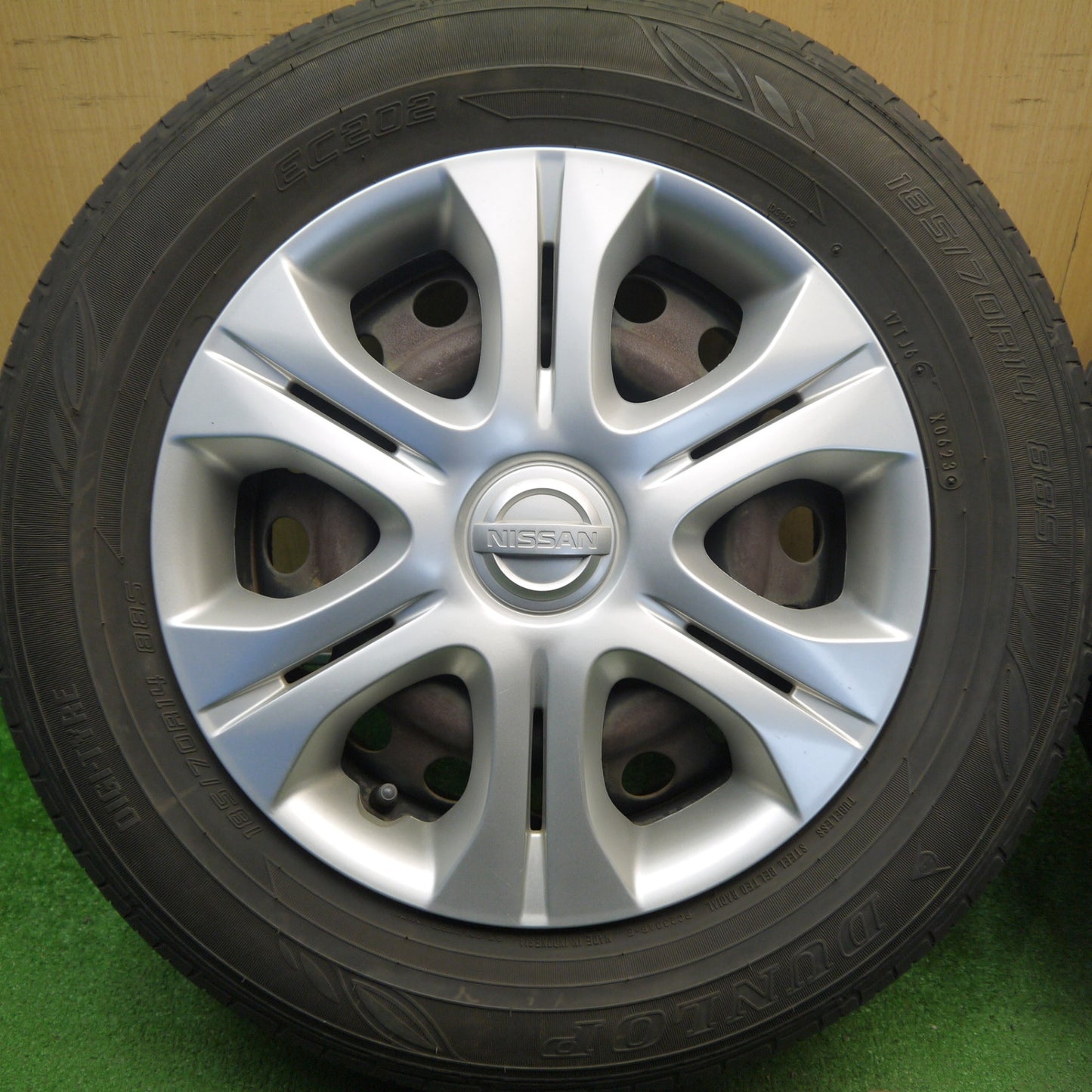 バリ溝！23年！8.5分★日産  ノート 純正 スチール 185/70R14 ダンロップ EC202 14インチ PCD100/4H★6041507Hノ