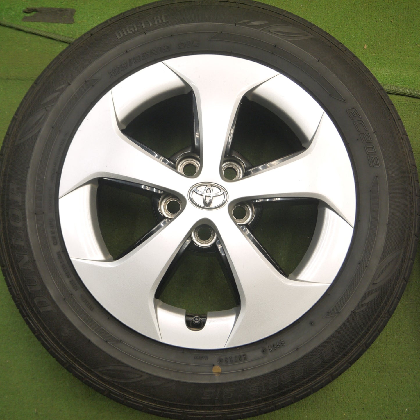 *送料無料* バリ溝！23年！9.5分★トヨタ 30系 プリウス 純正 195/65R15 ダンロップ EC202 15インチ PCD100/5H★4053101Hノ