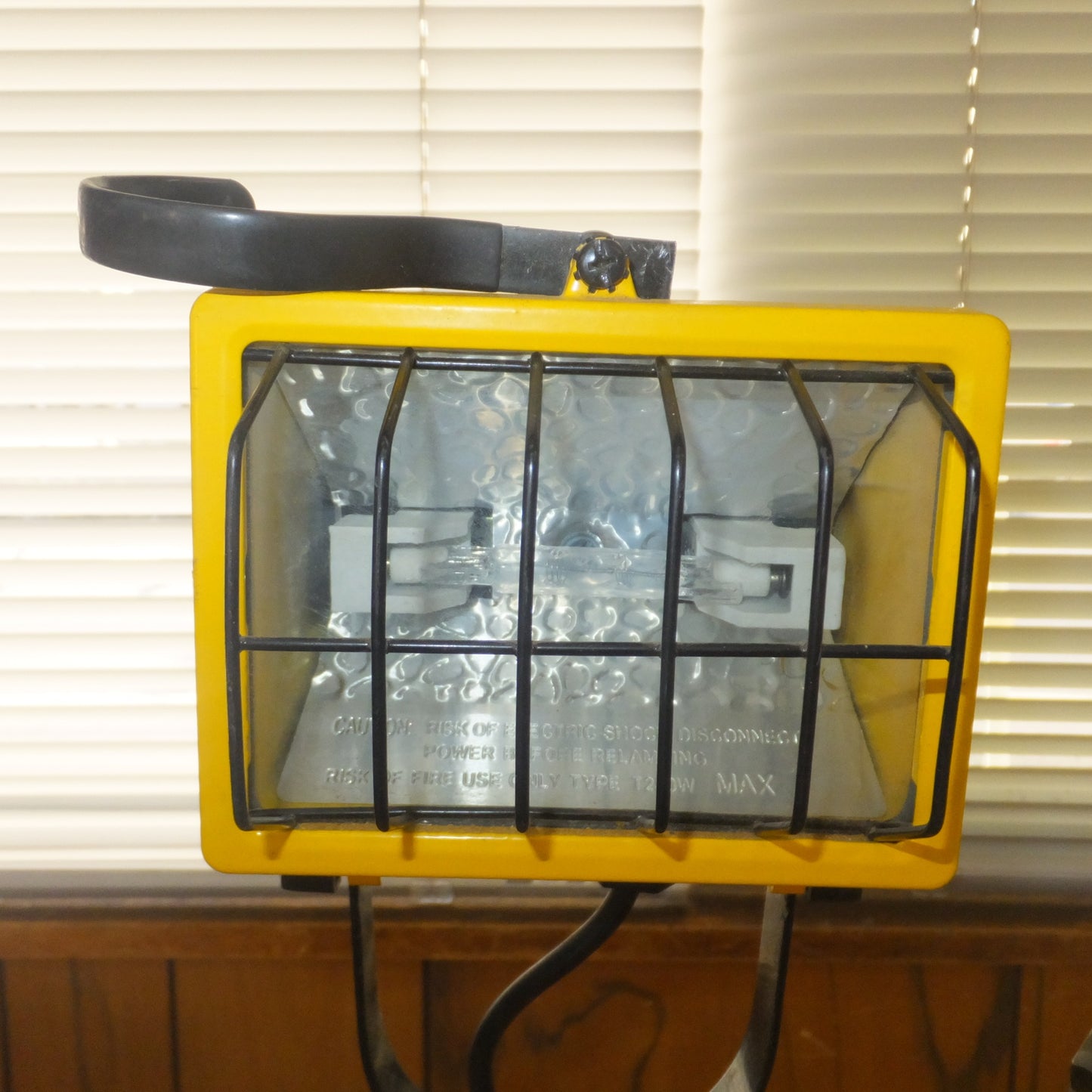 [送料無料] ★キャスターLTジャパン ハロゲンライト CHT-250T 屋外用 三脚ニ灯式　100V 50/60Hz 500W★