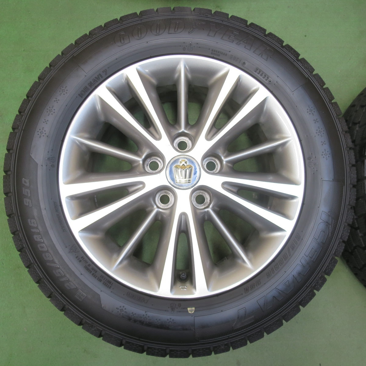 バリ溝！22年！9.5分★トヨタ 200系 クラウン ロイヤル 純正 215/60R16 スタッドレス グッドイヤー アイスナビ7 16インチ PCD114.3/5H★5112104イス